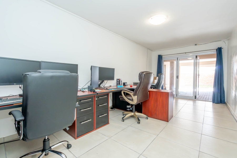 8 Bedroom Property for Sale in Middedorp Western Cape